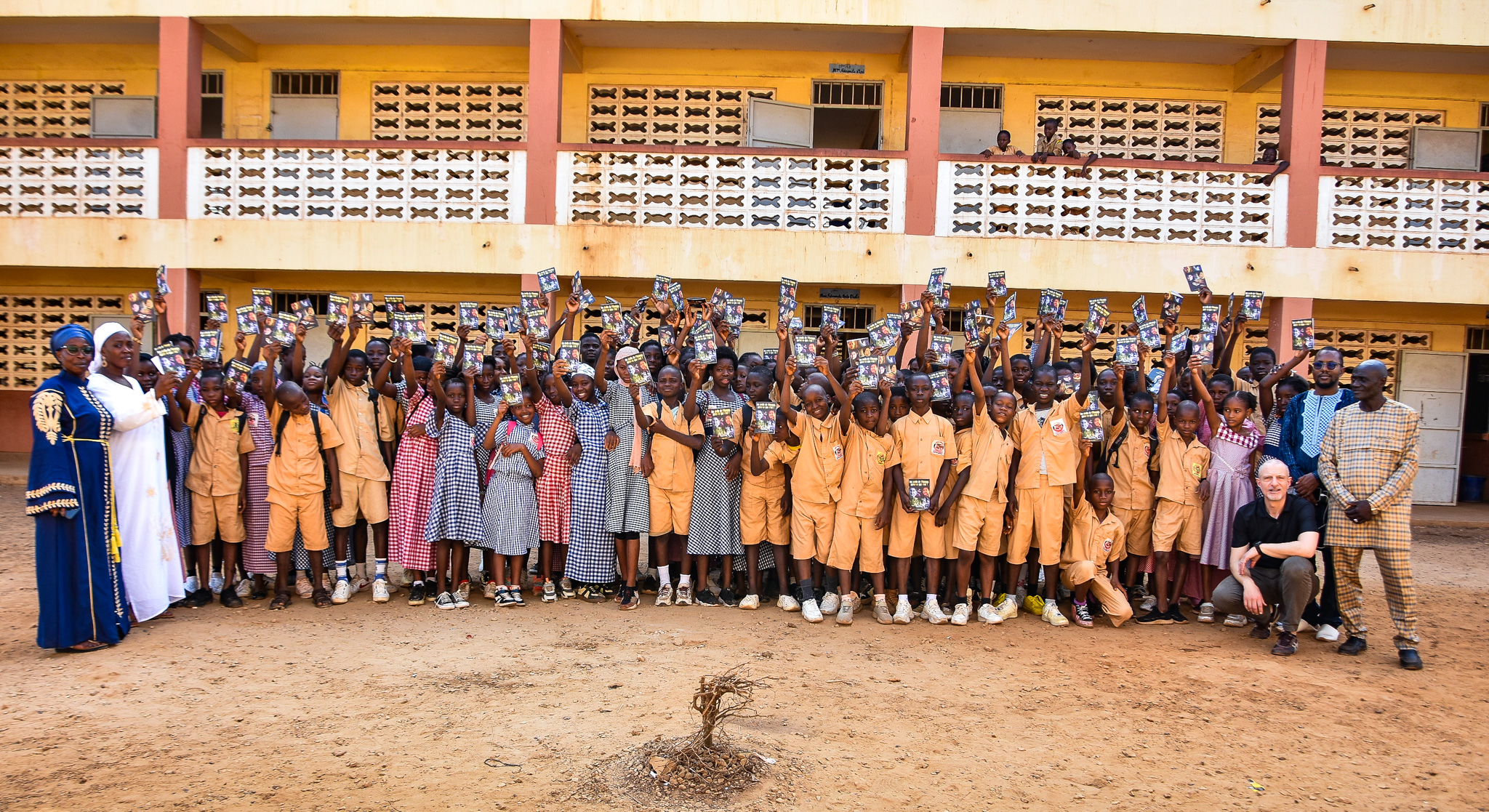 Enfant avec les mains pleines de couleurs, symbole de la pureté et de la joie de vivre. Cette image illustre la joie de vivre et la pureté de l'enfance, et peut être utilisée pour promouvoir des campagnes pour les droits des enfants et leur épanouissement.